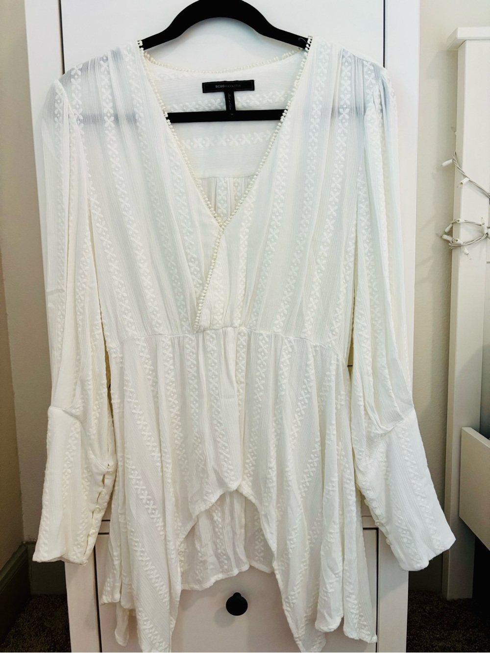 BCBGMaxAzria White V-Neck Textured Peasant Tunic
